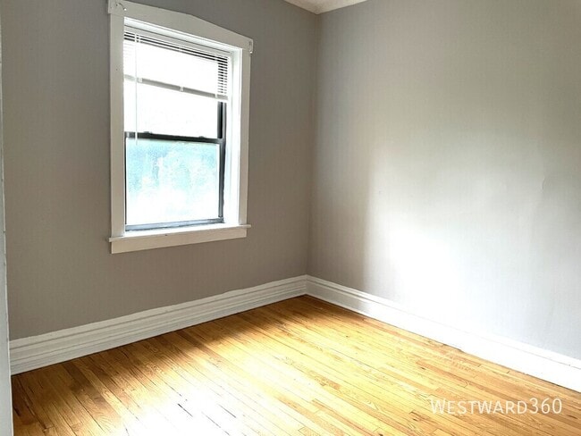 Building Photo - 2551 N Avers Ave