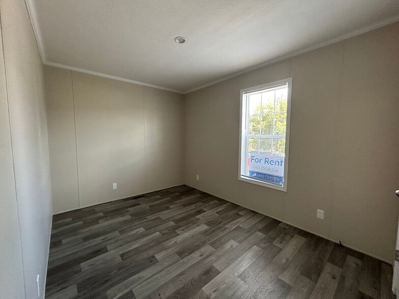 Building Photo - 11420 Oakgrove Dr