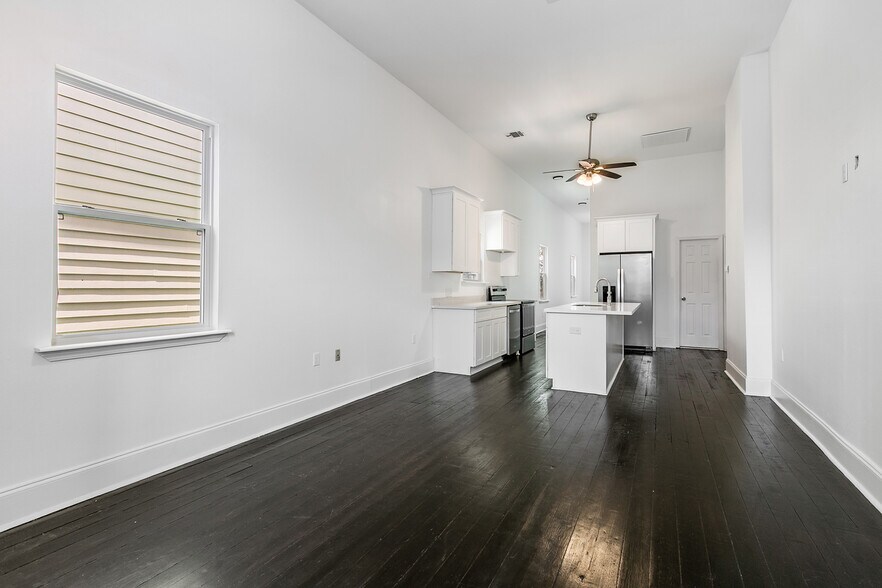 Building Photo - 1337 Touro St
