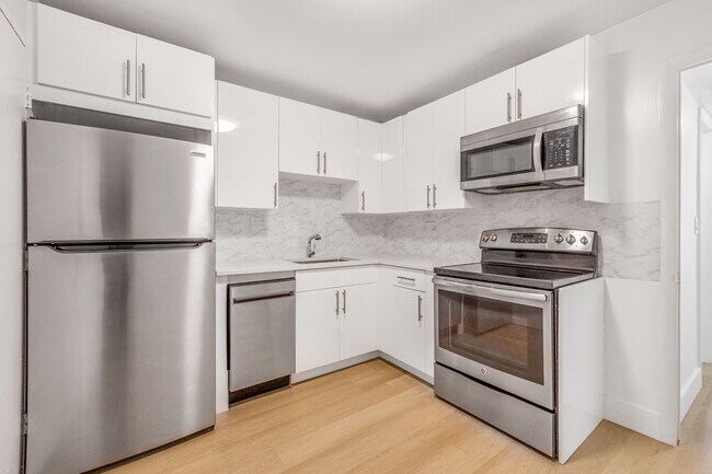 Building Photo - 5555 Collins Ave