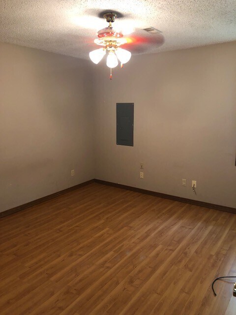 Building Photo - Renovated 3 Bedroom 2 Bath home with Bonus...