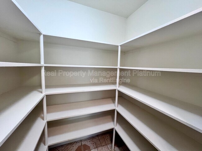 Building Photo - 5460 W Ashcroft Ave