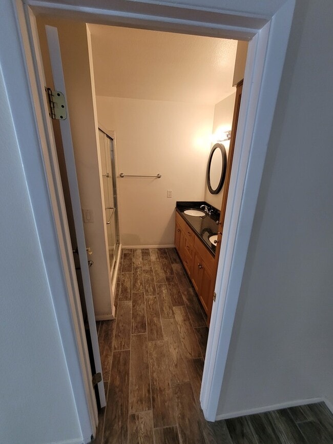 Building Photo - Great North Phoenix 2/2 with all new floor...