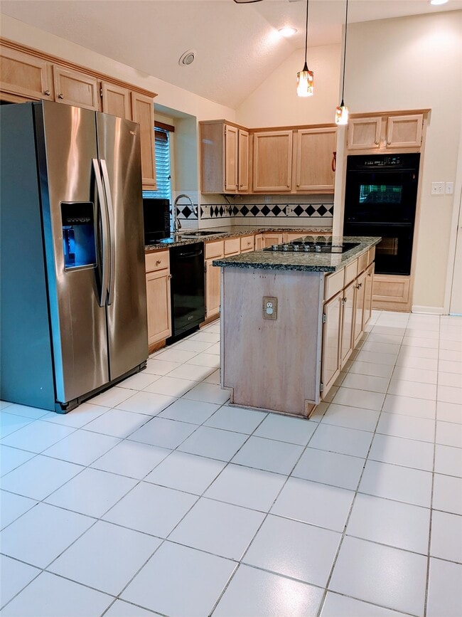 Building Photo - 635 Avery Dr