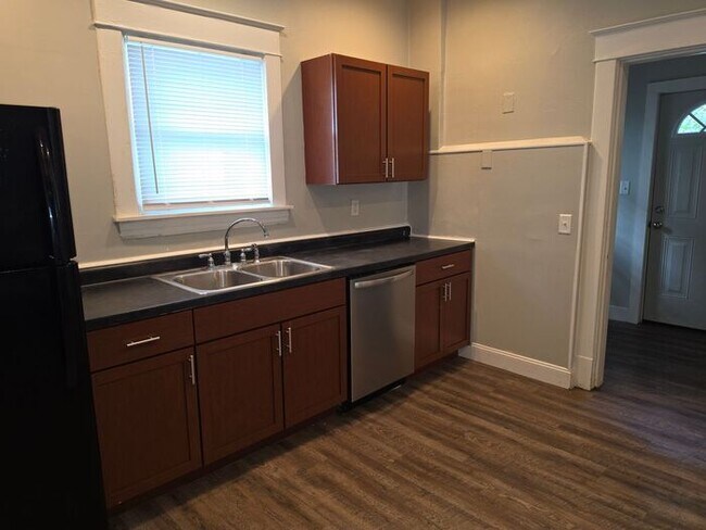 Building Photo - Three Bedroom Single Family home
