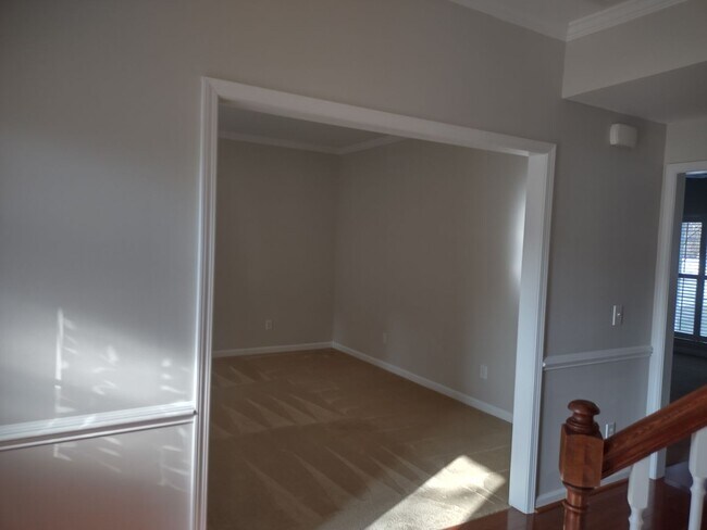 Building Photo - Beautiful and Charming! You Want it and Th...