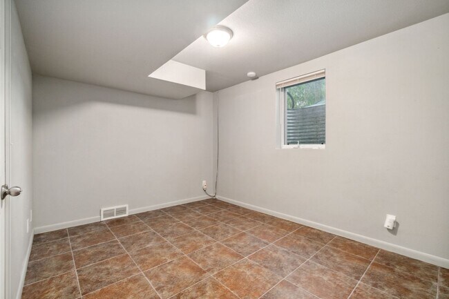 Building Photo - 810 W Laurel St