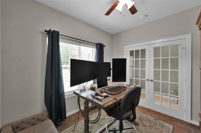 Building Photo - 592 Mosswood Dr