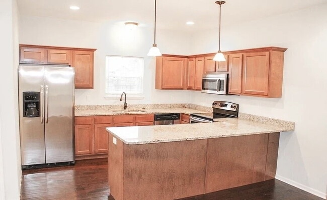 Building Photo - Beautiful 3 Bed | 2.5 Bath Townhome in Pri...