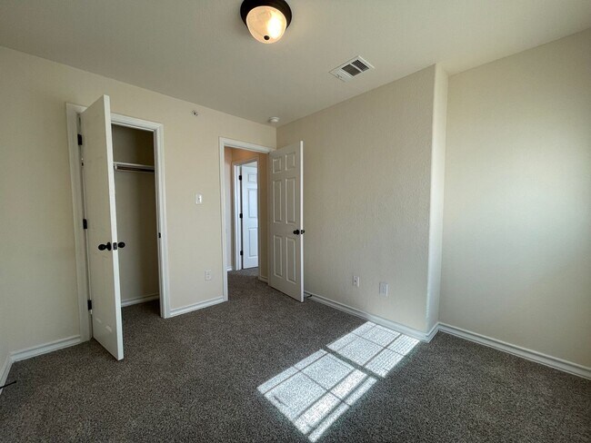 Building Photo - Townhome for rent
