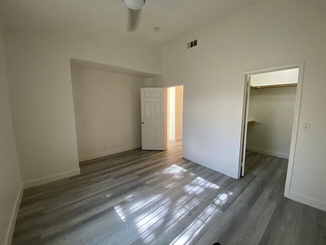Building Photo - 5155 W Tropicana Ave