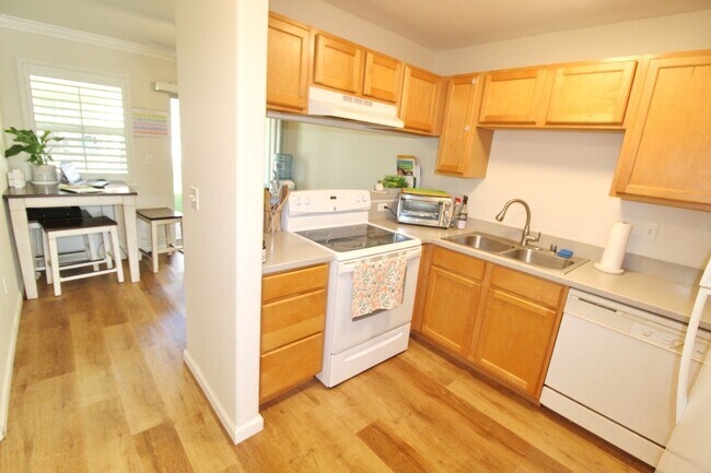Building Photo - Nicely Remodeled and Completely Unfurnishe...