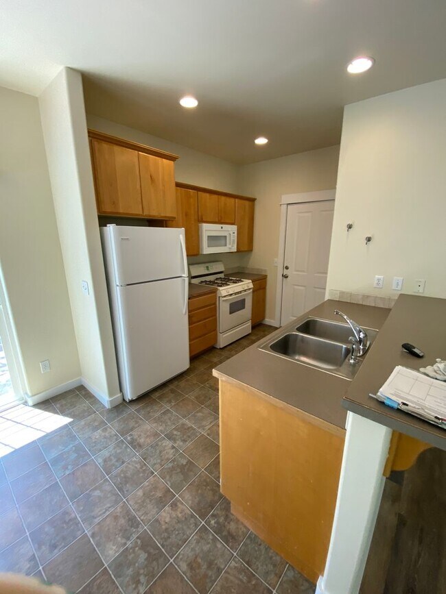 Building Photo - 1743 NE Lotus Dr