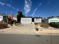 Building Photo - Spacious 3 bedroom, 1.5 bathroom Home in R...