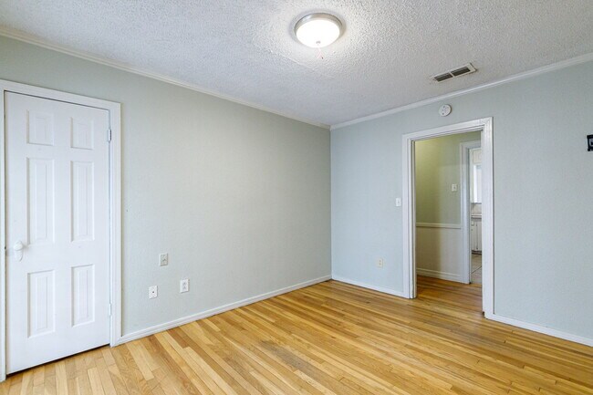 Building Photo - 3 bedroom less than 1 mile from Tech