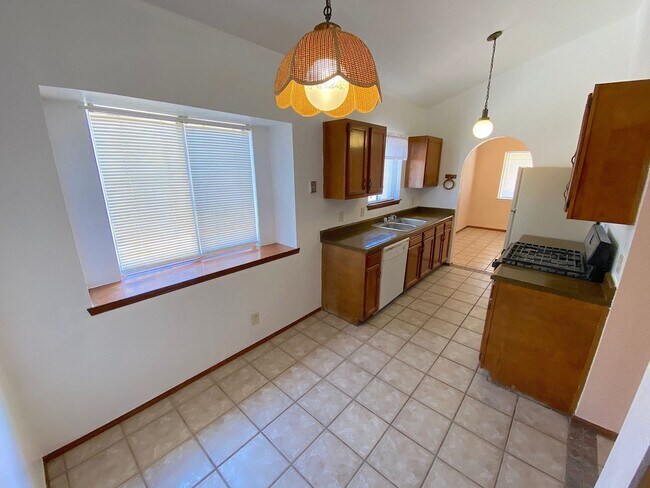 Building Photo - Northeast El Paso 3bed/2bath with Mountain...