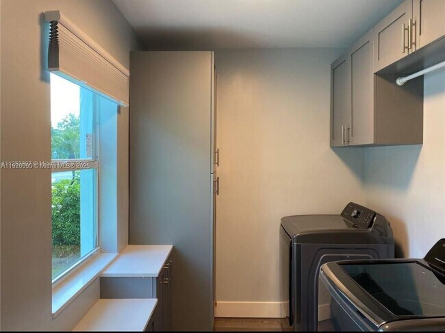 Building Photo - 6327 SW 44th St