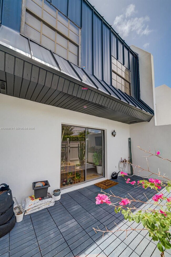 Building Photo - 5555 Ludlam Rd
