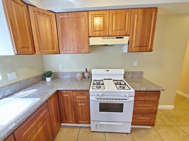 Building Photo - 1275 W 39th St