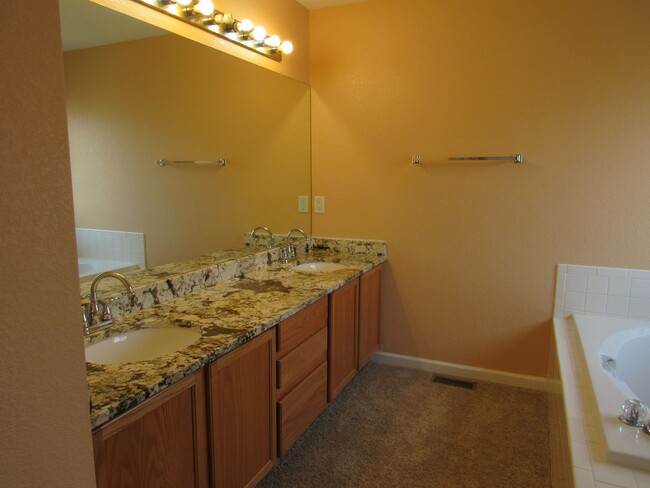 Building Photo - Superb  updated 5 bedroom, 4 bathroom home...