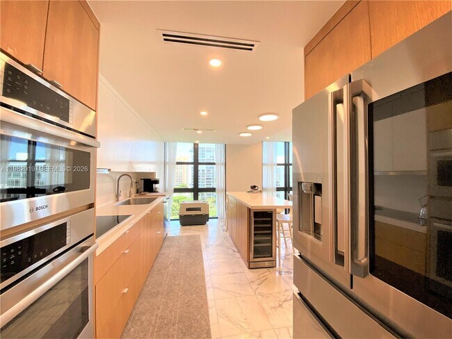 Building Photo - 1121 Crandon Blvd