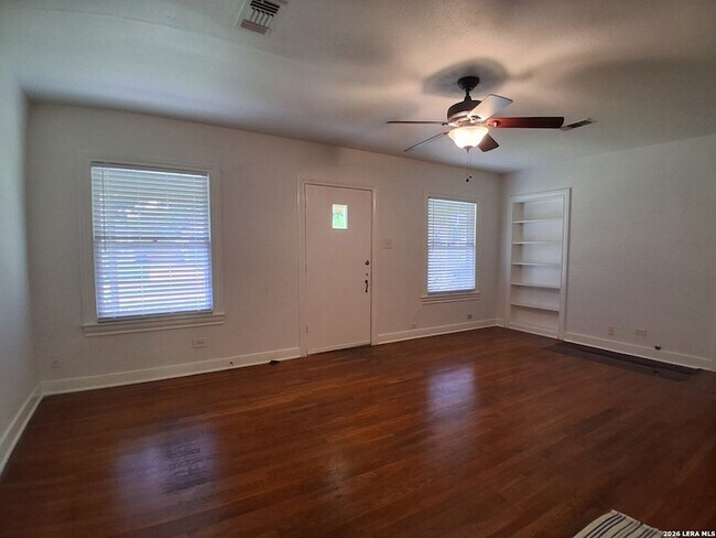 Building Photo - 315 W Ridgewood Ct
