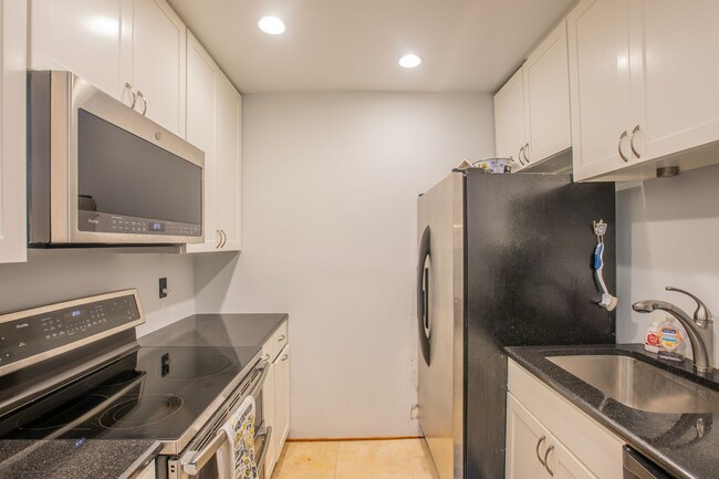 Building Photo - Charming 1 BR/1 BA Condo in Capitol Hill!