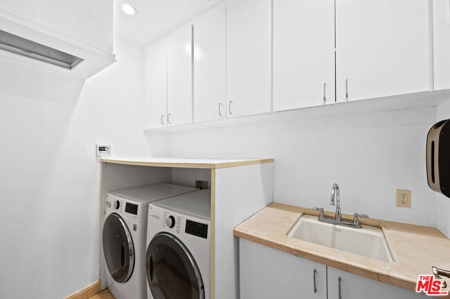 Building Photo - 9033 Cresta Dr