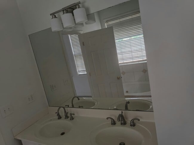 Building Photo - 6806 Lombard Ct