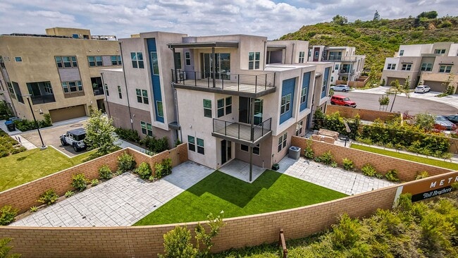 Building Photo - Large Modern Town Home with Oversize Backyard Guarded Luxury Neighborhood