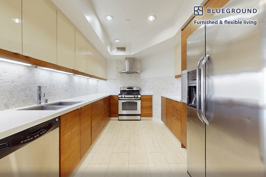 Building Photo - 220 E Broadway