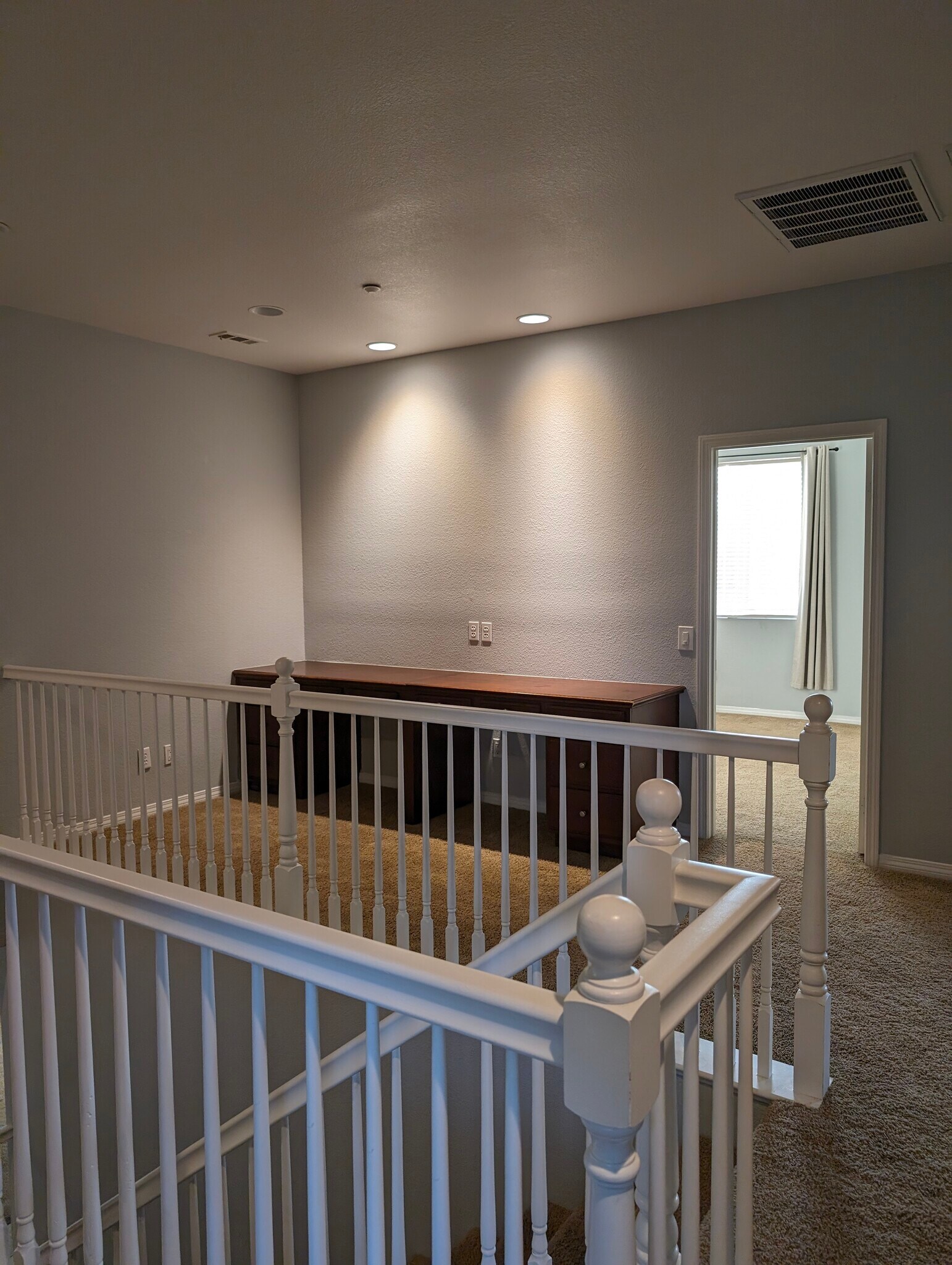 Building Photo - 9380 Dauchy Ave