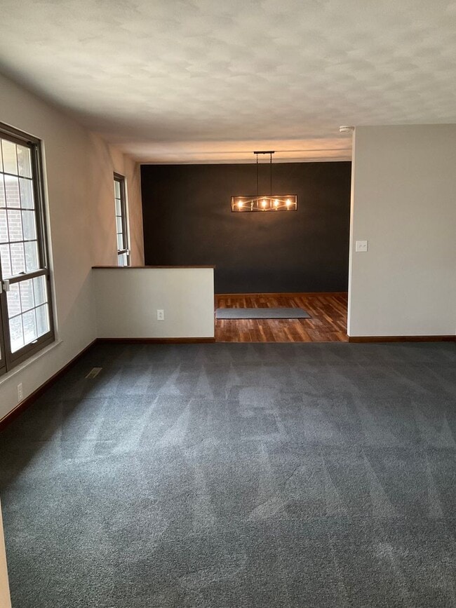 Building Photo - 33 Estates View Dr