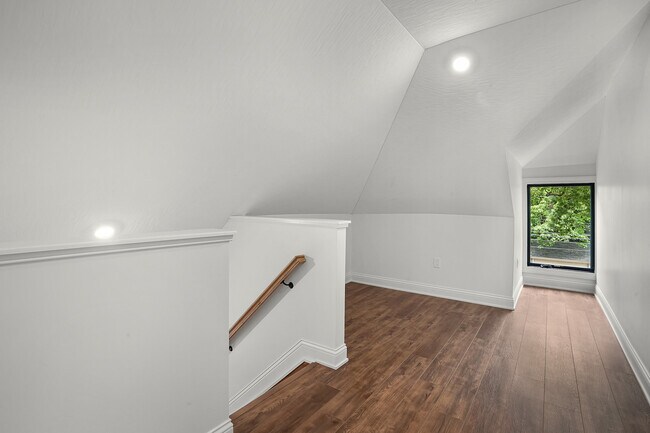 Third floor suite with bedroom, full bathroom, and office area - 618 S Ohio Ave