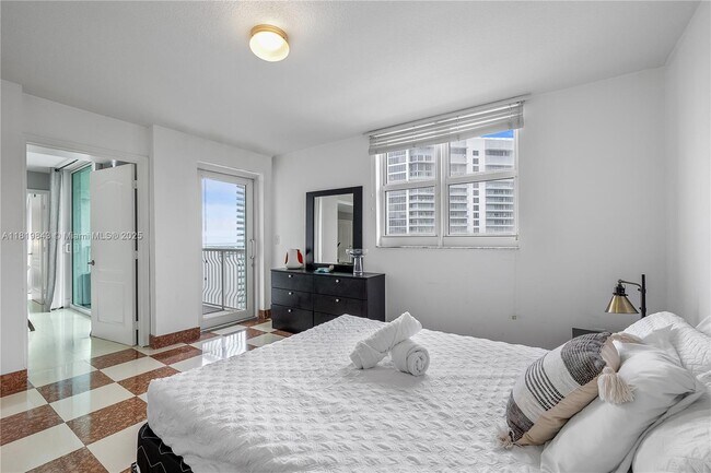 Building Photo - 1200 Brickell Bay Dr