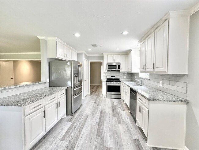 Building Photo - 5818 Birchmont Dr