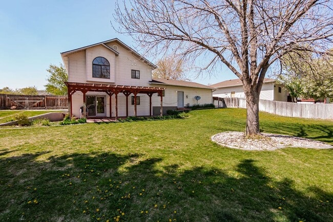 Building Photo - **Charming 3-Bed, 2.5-Bath Home in Idaho F...