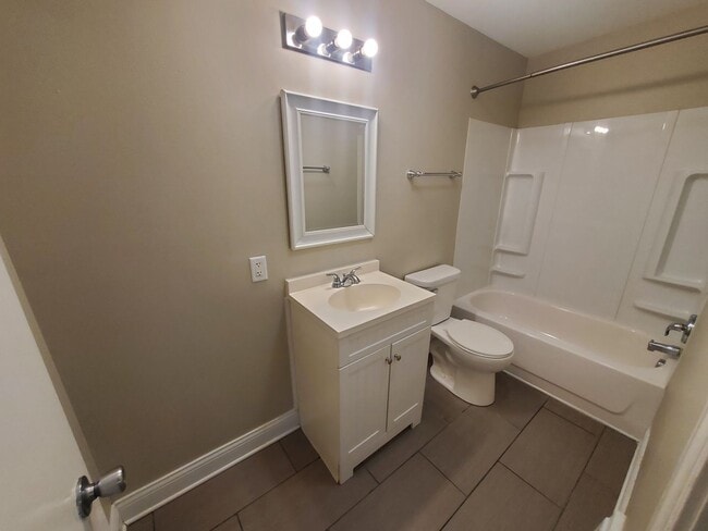 Building Photo - 4 Bedroom, 1 Bathroom home just South of Downtown!