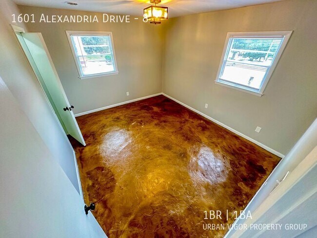 Building Photo - 1601 Alexandria Dr