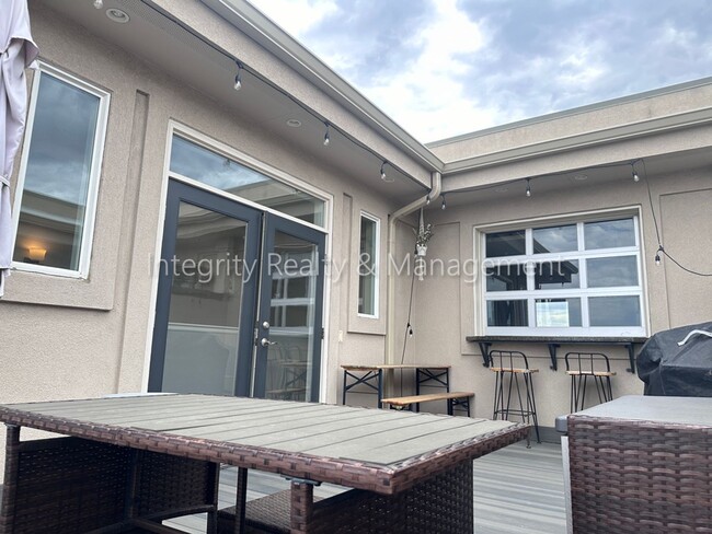 Building Photo - 5 Bed/4 Bath, 2,553 Sqft -1259 N Washingto...