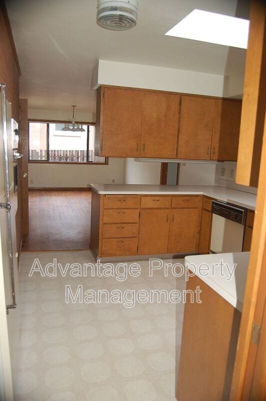 Building Photo - 259 Walnut Dr S