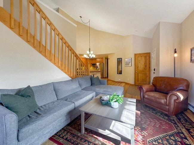 Building Photo - Move In Special! Furnished! Updated 3bed/3...