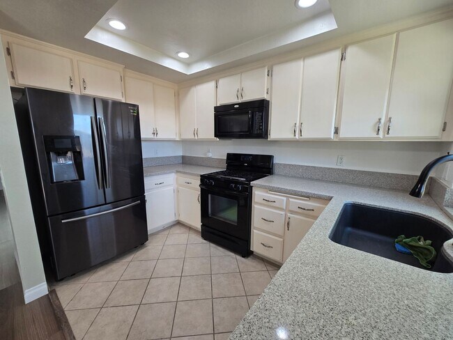 Building Photo - 2835 La Vida Dr