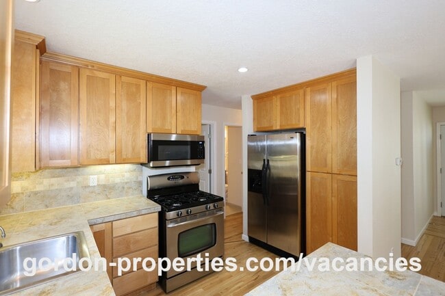 Building Photo - 10851 SE Garrett Dr