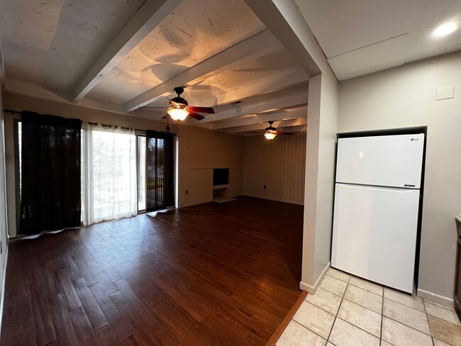 Building Photo - Two Bedroom , Two Bathroom