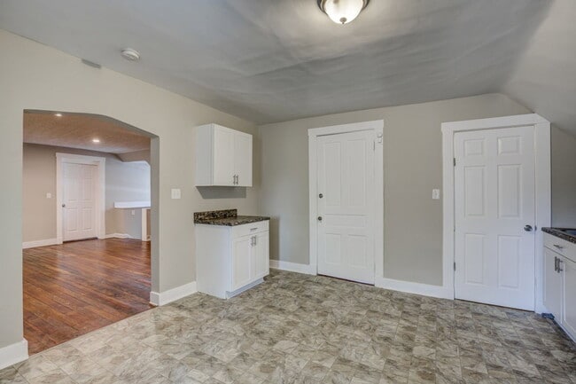 Building Photo - 808 Academy Ave