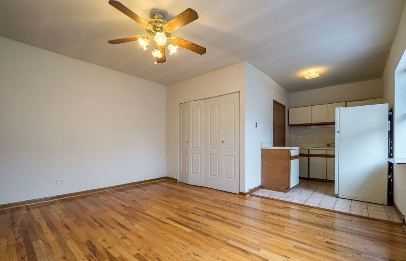 Building Photo - 816 W Cornelia Ave