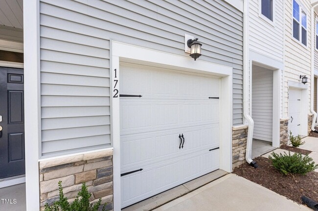 Building Photo - 172 Paramount Dr