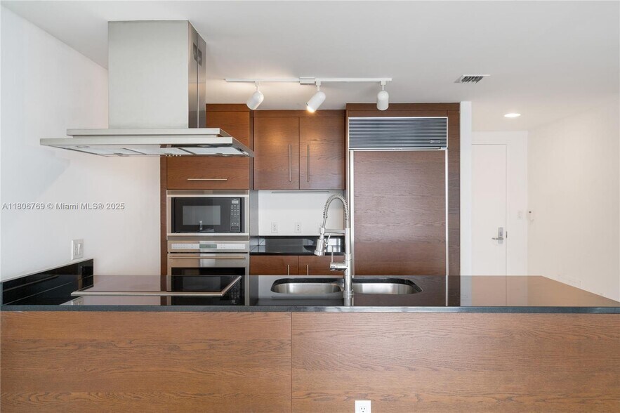 Building Photo - 475 Brickell Ave