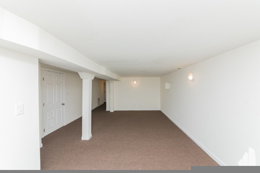 Building Photo - 2833 W Medill Ave